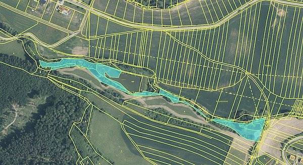 Vážení spoluobčané,
Obec Heroltice má nyní možnost koupit oba dva rybníky na dolinách a k tomu náležející pozemky kolem toku, které jsou nyní ve vlastnictví Lesů ČR. Cena je stanovena na 2,7 mil. Kč, kterou bychom případně zčásti rozložili v čase pomocí úvěru na 5-10 let. Další náklady na odbahnění a další opravy již budeme moci řešit s využitím dotací, které dosahují až 75% uznatelných nákladů.
Protože bych byl rád, abychom se na příštím zastupitelstvu domluvili na cestě, kterou se v dané lokalitě vydáme, přijde mi přínosné nechat se vyjádřit co nejvíce občanů.
Já osobně si myslím, že je to jedinečná příležitost, která se již jednou objevila v roce 2016 a znovu by se již nemusela opakovat. Osobně mi přijde tento vodní komplex jako logická součást obec Heroltice, která by měla obci do budoucna patřit.
S pozdravem

Pavel Brázda

