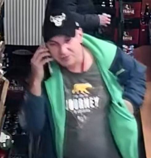 Kriminalisté 𝘇 𝗢𝘀𝘁𝗿𝗮𝘃𝘆-𝗭𝗮́𝗯𝗿̌𝗲𝗵𝘂 obrací s prosbou o pomoc na veřejnost při prověřování okolností trestných činů 𝘃𝘆́𝘁𝗿𝘇̌𝗻𝗶𝗰𝘁𝘃𝗶́ 𝗮 𝘂𝗯𝗹𝗶́𝘇̌𝗲𝗻𝗶́ 𝗻𝗮 𝘇𝗱𝗿𝗮𝘃𝗶́. Samotnému incidentu mělo být přítomno také několik osob.
„Dosud neustanovený pachatel 𝟭𝟲. 𝗹𝗶𝘀𝘁𝗼𝗽𝗮𝗱𝘂 𝟮𝟬𝟮𝟯 fyzicky napadl muže a ženu, přičemž zranění u muže si vyžádalo hospitalizaci v nemocnici. K samotnému napadení mělo dojít ve večerních hodinách okolo 22:30 hodin na ulici Čujkovova 46A v Ostravě-Zábřehu, před večerkou Narcis,“ uvedla mluvčí policie Eva Michalíková. 
Policisté nyní žádají o pomoc a spolupráci při ustanovení totožnosti muže na videu, který by mohl přispět k objasnění výše uvedeného skutku. Jakoukoli informaci, která by mohla vést k jeho ztotožnění, 𝘃𝗼𝗹𝗲𝗷𝘁𝗲 𝗻𝗮 𝘁𝗶́𝘀𝗻̌𝗼𝘃𝗼𝘂 𝗹𝗶𝗻𝗸𝘂 𝟭𝟱𝟴, případně ji sdělte na nejbližší policejní služebně. 
Video najdete zde.


„Také se obracíme na samotného muže, aby se případně sám dostavil na policejní oddělení Ostrava-Zábřeh, ulice Čujkovova 2775,“ dodala mluvčí. Kriminalisté se také obrací na další možné svědky této události, kteří byli fyzickému napadení přítomni, aby se i oni obrátili prostřednictvím linky 158, případně na policejní služebnu.