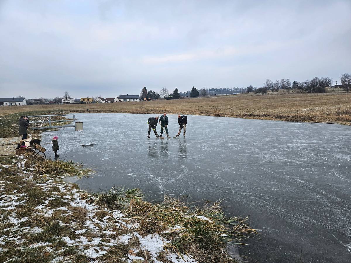 Vícemilská hokejová liga zahájena (VHL)
Vstup je zadarmo, ale lístky jsou už bohužel vyprodány :-D
Otevírací doba: od nevidím do nevidím
Přijďte o víkendu mezi nás a po dlouhé době vyzkoušejte brusle ;-)