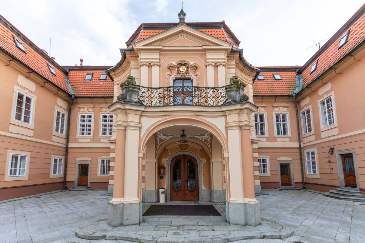 Zámek Štiřín nedaleko Prahy.