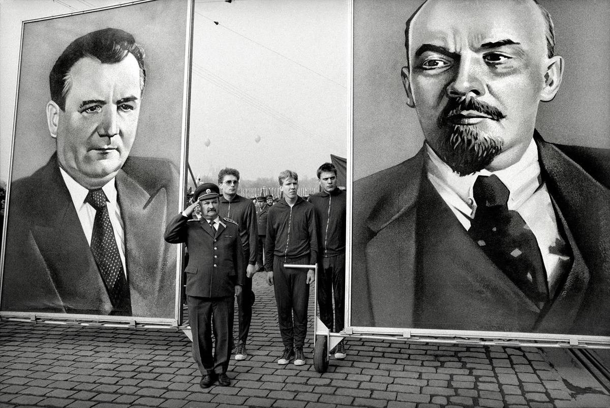 V letech 1974 až 1988 se prvomájové manifestace v Praze konaly na Letenské pláni. Snímek zachycuje čelo prvomájového průvodu v roce 1981.