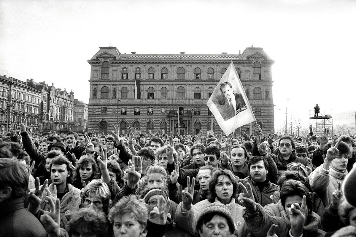 16. ledna 1990 se na Palachově náměstí v Praze konala manifestace k 21. výročí jeho sebeupálení. Byla odhalena posmrtná maska, která poté byla umístěna na budově filozofické fakulty.
