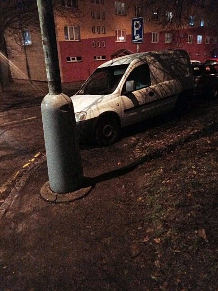 Na předmětném místě byla v minulosti z důvodu nedostatečného výhledu do Košťálkovy ulice vyznačena vodorovná dopravní značka V 12c; při instalaci této značky byli pracovníci hrubě napadáni okolojdoucími občany a dopravní značení stejně nebylo respektováno. Proto zde bylo instalováno dopravní zařízení Z 11h - balisety. Tyto byly neznámou osobou uříznuty a zničeny. Cena jednoho dopravního zařízení je cca 1 700,- Kč, které jsou hrazeny z rozpočtových položek města. Efektivnějším řešením je postihování neukázněných provozovatelů vozidel, kterým je na obtíž udělat pár kroků navíc.