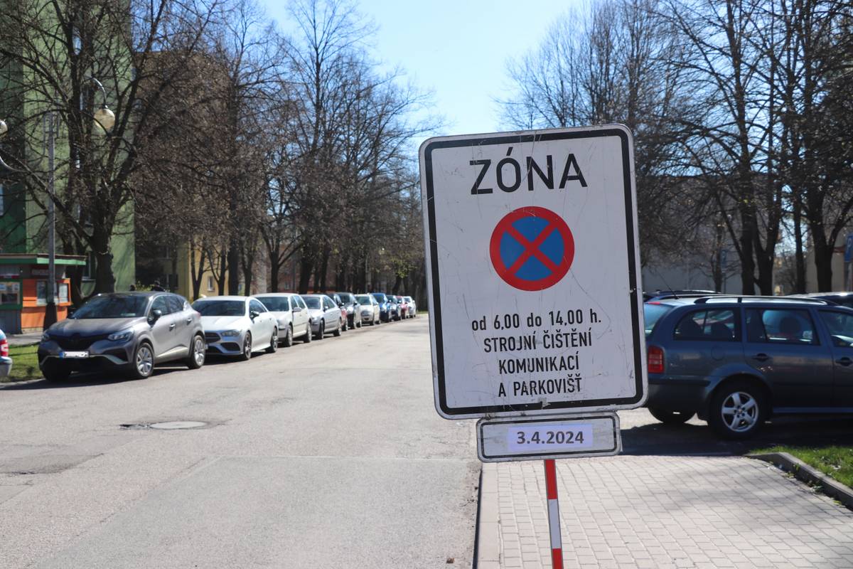 Po Velikonocích začne ve městě strojní čištění parkovišť, komunikací a kanálových vpustí. Toto čištění je jednak ze zákona povinné, jednak je naší snahou, aby město bylo čisté a hezké. Očista potrvá do konce května.
Strojní čištění probíhá vždy od 6 do 14 hodin. Prosíme řidiče, aby v tuto dobu respektovali zákaz zastavení v ozn...