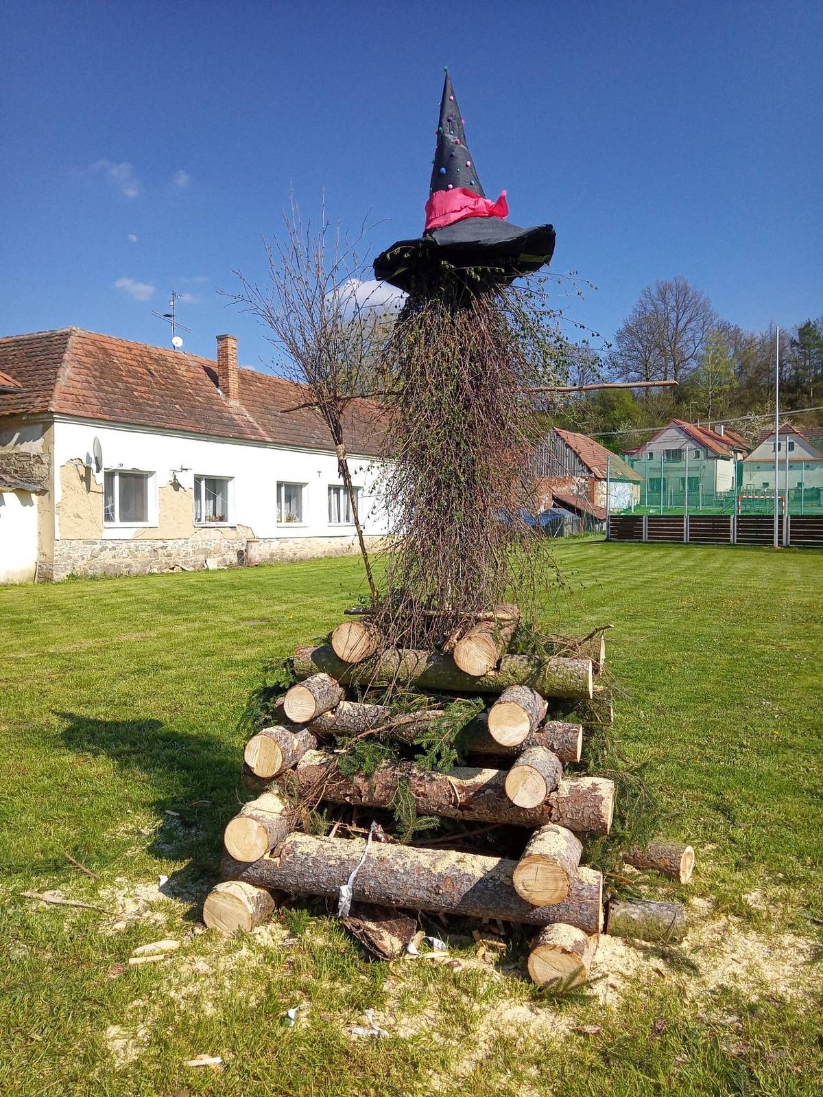 Přátelé, sousedé, místní i přespolní, dorazte na tradiční stavění májky a pálení čarodějnic 30.4.2024. Bude co pít i jíst, tak v úterý všichni na viděnou na hřišti v Počaplech!