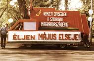 "Ať žije první máj," hlásá nápis v maďarštině na tomto nákladním automobilu.