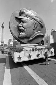 Podobizna Lenina v nadživotní velikosti, ta v prvomájových průvodech nemohla chybět nikdy a nikde.