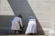 Manželky francouzského a amerického prezidenta u památníku vojáků, kteří při invazi zahynuli.