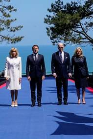 Prezidentské páry Francie a Spojených států - Macronovi a Bidenovi.