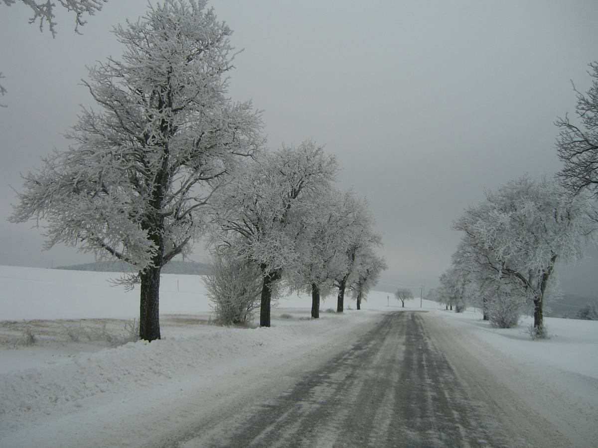 Zima v Pláních. Silnice do Vrážného.