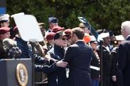 Emmanuel Macron se zdraví s veteránem.