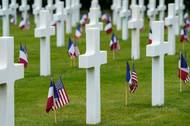 Americké a francouzské vlajky na americkém válečném hřbitově v Colleville-sur-Mer.