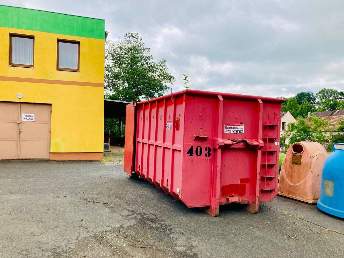 Až do pondělního rána je u obecního úřadu přistaven kontejner na svoz objemného a nebezpečného odpadu. Můžete zde odložit např. vyřazené elektro spotřebiče, baterie, zářivky, nábytek, koberce, podlahové krytiny, barvy a jiné chemické látky. Omlouvám se, že jsem termín nezveřejnila včas. Věřím, že svoz i přesto využijete. Děkuji za pochopení, K. Pilecká.