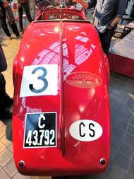 Zadní ploutev závodní Jawy 750 měří přes dva metry.