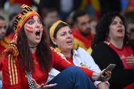 Některé Španělky evidentně fotbalem žijí.