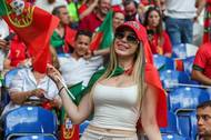 Další portugalská fanynka se také může radovat z postupu mezi poslední osmičku zemí.