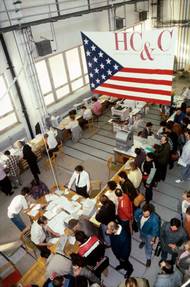 Výsledkem kuponové privatizace byl stav, kdy většinu takto privatizovaných firem ovládly fondy. Velký podíl měly především fondy zřízené bankami, které byly v té době ještě většinou státní. Jedna z úřadoven Harvardských fondů na snímku z ledna 1992.