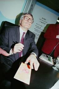 Tehdejší federální ministr financí Václav Klaus se na snímku z dubna 1992 podepisuje na kuponovou knížku během své autogramiády v obchodním domě Kotva. Právě Klaus byl jedním z architektů kuponové privatizace.