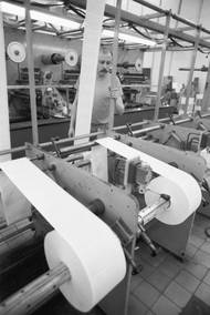 Kuponová privatizace byla součástí velké ekonomické transformace, kterou si tehdejší Československo (a později státy samostatně) prošlo po pádu komunistického režimu. Proběhla ve dvou vlnách, z nichž každá měla předkolo a několik kol. Předkolo první privatizace začalo 17. února 1992, tedy přesně před třiceti lety, a trvalo do 31. ledna 1993. Snímek z ledna 1992 zachycuje tisk kuponových knížek ve společnosti Obchodní tiskárny Kolín.