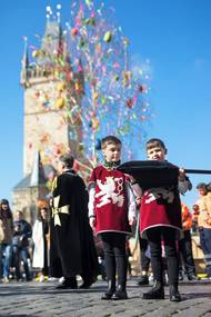 Šlechtici i jejich děti dorazili na velikonočně vyzdobené Staroměstské náměstí za pár minut.
