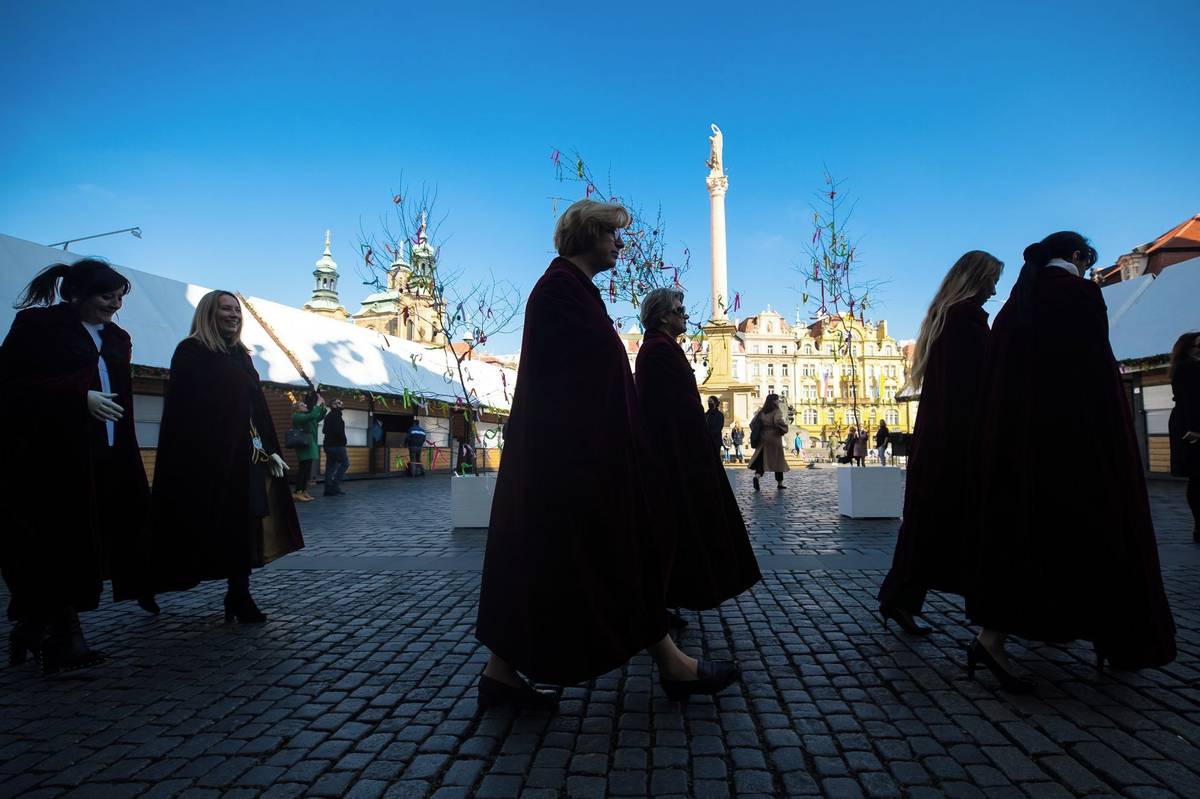 Poslední český král a rakouský císař Karel I. nastoupil na trůn po smrti Františka Josefa I. v roce 1916, tedy v době první světové války. Po ní rakousko-uherské mocnářství stálo na poražené straně.