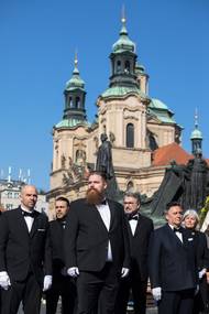 Poražený vládce Karel byl po válce a vzniku republiky nucen odejít do exilu, ale nároku na trůn již neexistujícího Rakouska-Uherska se nikdy nevzdal.