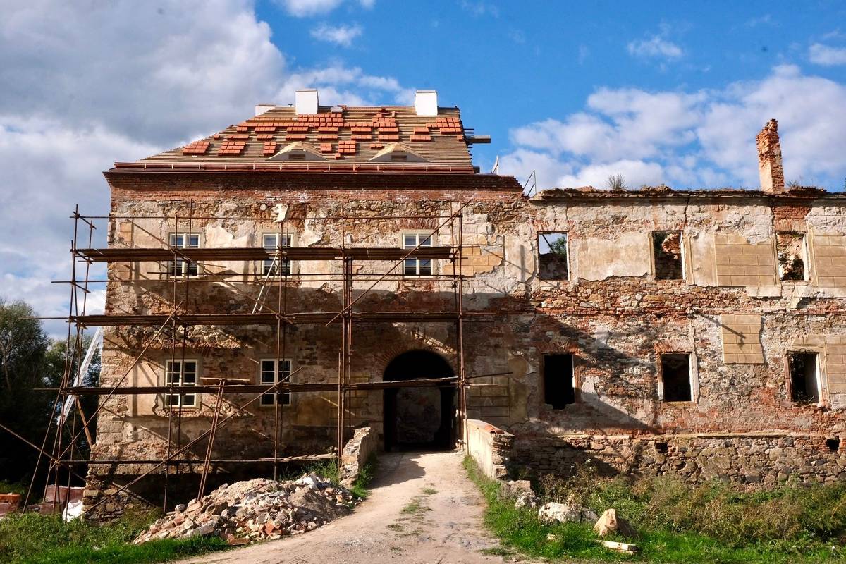 V malé obci na Chomutovsku zvané Pětipsy stojí zámek, jehož základy jsou staré téměř 700 let. Několik posledních dekád chátral, v roce 2012 se ho zželelo několika nadšencům, kteří stavbu odkoupili a začali ji postupně zachraňovat.