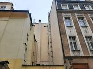 Odtud přelezl do sousedního domu, který tvořil blok mezi ulicí Celetná a Štupartská.