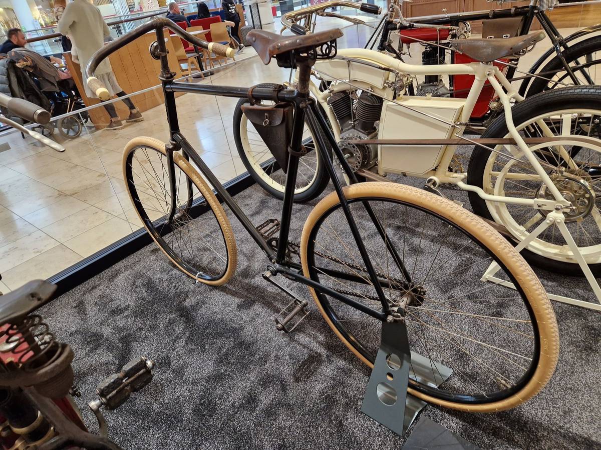 Výstava začíná samozřejmě počátky výroby v Mladé Boleslavi. Václavové Laurin a Klement založili v roce 1895 stejnojmennou firmu, která začínala jízdními koly Slavia. V roce 1896 měli v nabídce pět různých typů a za další tři roky se přidaly i první motocykly.