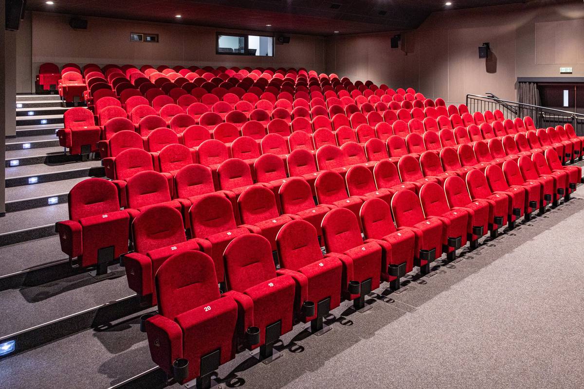 Srdečně zveme zástupce médií, ale i všechny zájemce ze široké veřejnosti na slavnostní přestřižení pásky a oficiální zahájení provozu kulturního areálu Mže. Jedná se o významnou investici do podobného zařízení nejen v rámci města Tachova, ale i v rámci širokého regionu. Tachov zatím do rekonstrukce areálu investoval 83 milionů Kč bez DPH. Největší změnou prošel kinosál a předsálí se šatnami a občerstvením. Menší úpravy ale doznal i kulturní sál.Slavnostní zahájení je naplánováno v termínu konání Mezinárodního festivalu podvodní fotografie, filmu a dětské výtvarné tvorby PAF Tachov, který letos oslaví 45 let a svým významem značně překračuje nejen hranice našeho kraje ale také republiky. Návštěvníci tak mají v den zahájení provozu mimo prohlídky areálu také možnost shlédnout vybrané festivalové filmy.