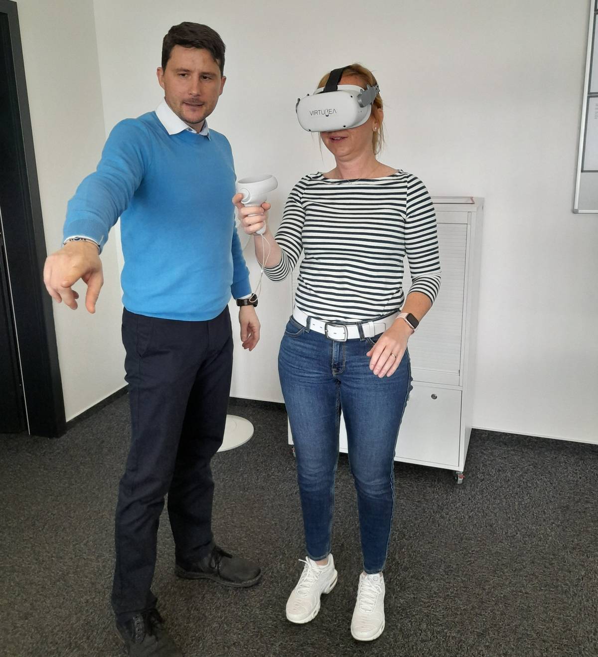 Ve Forezu se ve středu 29. března seznamovali se zajímavou formou školení prostřednictvím virtuální reality. Představila ho společnost Virtubea. Proškolit zaměstnance v otázkách bezpečnosti a ochrany zdraví mimo jiné virtuální situací, kdy odletí od soustruhu špona do oka, se ukázalo velmi účinné! Projekt Virtubea pomáhá prostřednictvím virtuální reality testovat uchazeče o zaměstnání, vzdělávat zaměstnance manuálních profesí, například lakýrníky a svářeče, školit soft skills a BOZP včetně požární ochrany.
 