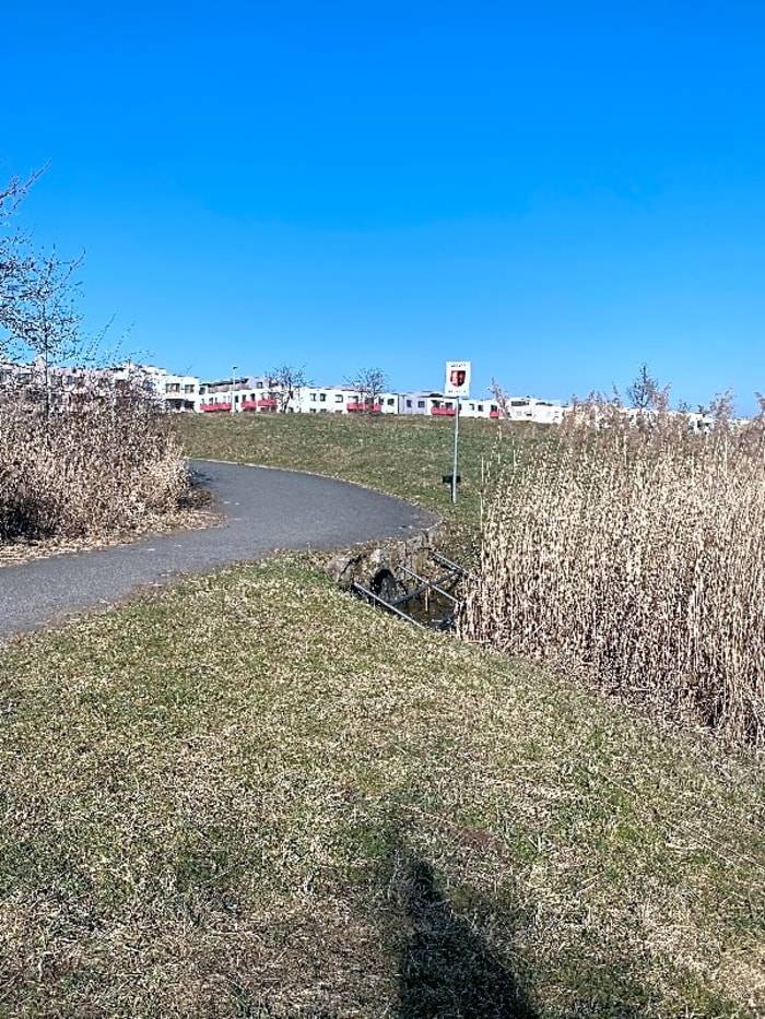 Už jsem informoval, že zábradlí je dávno opraveno, nemám potřebu opravený stav dokazovat obrázkem. Poškozenou lavičku nenalézám, takže neřeším.
Zbyněk Richter, starosta