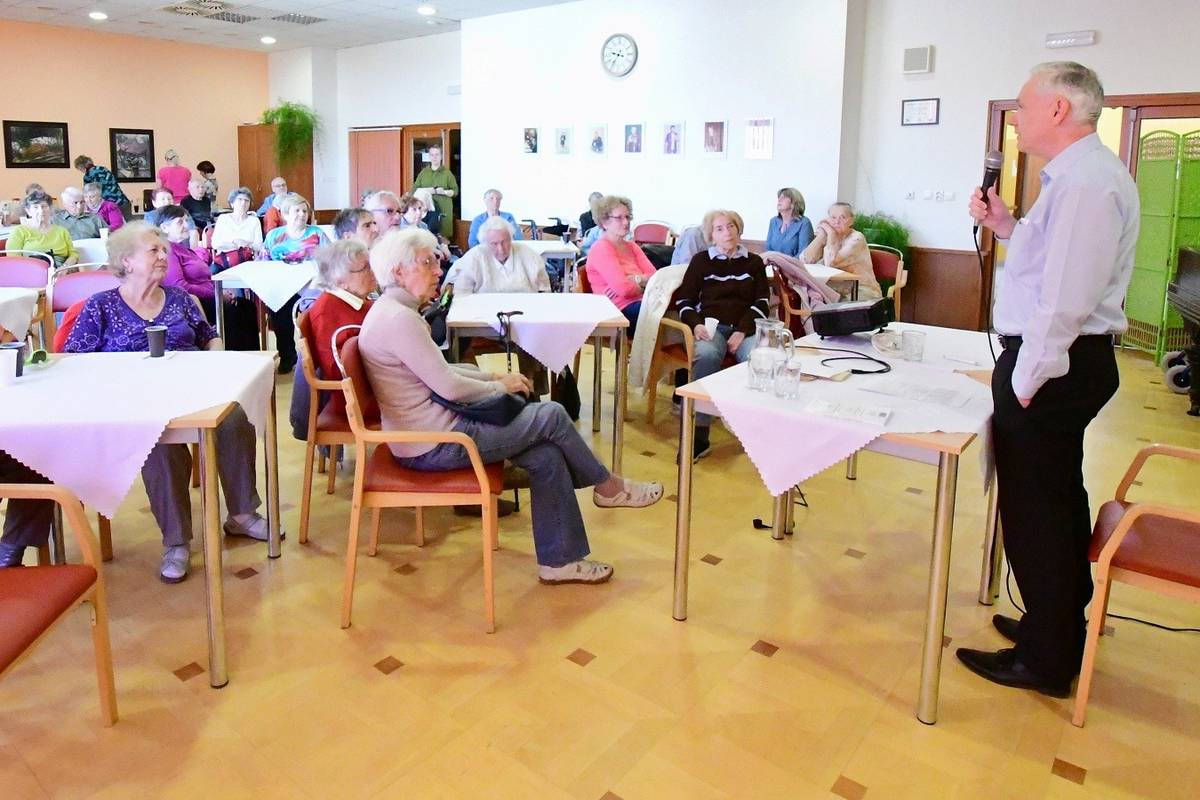 Jak se nestát obětí podvodníků, jaké jsou jejich praktiky a jak se před nimi bránit. Takové informace byly tématem přednášky, která se dnes v Litoměřicích konala v rámci kampaně Místa přátelská seniorům.
Číst dál...