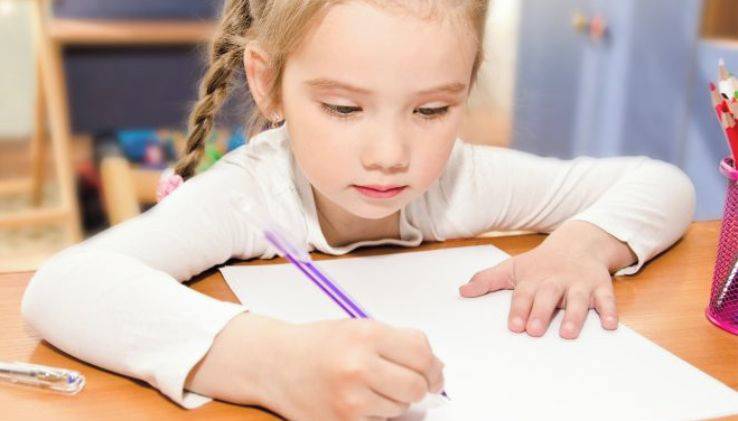 Zlín – Letošní zápis do mateřských škol zřizovaných statutárním městem Zlín, a také do Církevní základní a mateřské školy, přinesl několik zajímavých údajů.
Celkem bylo mateřskými školami zaevidováno 1 609 žádostí o přijetí, které podali rodiče 828 dětí (2022/847, 2021/899 dětí). Pouze 406 rodičů podalo jednu přihlášku, 422 podalo dvě a více žádostí. Rekord vytvořil žadatel, jenž podal devět přihlášek. Z celkového počtu 828 dětí je však 248 dvouletých, které na přijetí nemají nárok.