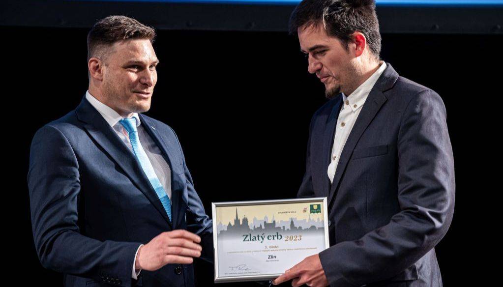 Zlín - Město Zlín navázalo na letošní prvenství v krajském kole soutěže Zlatý erb a v soutěži o nejlepší internetové stránky zabodovalo také na celostátní úrovni. Ve finále Zlatého erbu, jenž se uskutečnilo v pondělí 15. května v královéhradeckém Kongresovém centru Aldis, získal Zlín třetí místo v kategorii nejlepších internetových stránek obcí s rozšířenou působností. Z vítězství se těší Hradec Králové, druhý skončil Cheb.