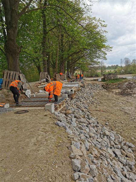 V okolí rybníka Stráž vyrůstá nová cyklostezka a relaxační zóna. V tuto chvíli probíhá výstavba samotné cyklostezky o šířce tři metry, která je z části finálně upravena asfaltovým povrchem. Část cyklostezky vedoucí po hrázi rybníka stojící na pilotech bude v nejbližší době osazena železobetonovými deskami s kartáčovaným povrchem. V tomto úseku bude cyklostezka zúžena na dva metry a osazena kvůli bezpečnosti oboustranným zábradlím. Za tímto úsekem vzniká nově zpevněná plocha pro invalidní rybáře.