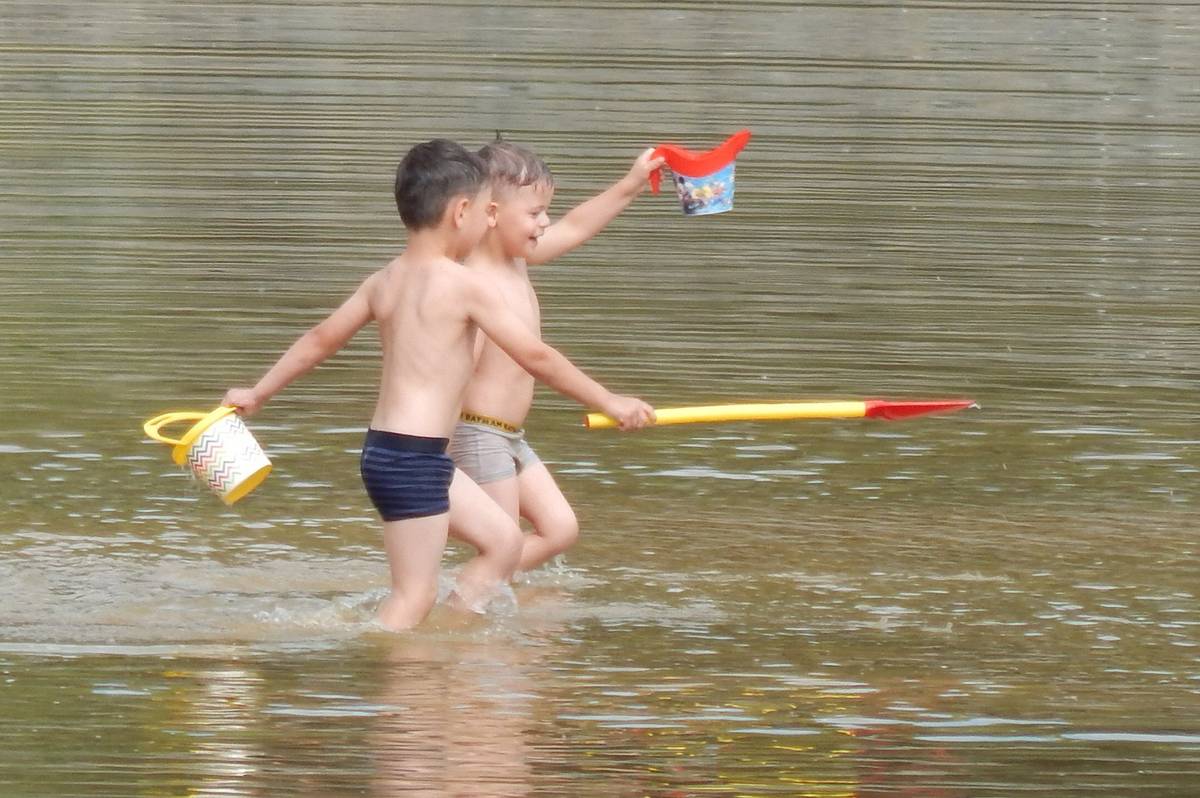 Dnes probíhá odběr vzorků vody z Proboštovského rybníka pro laboratorní rozbor kvality. Upozorňujeme, že koupání v rybníku je na vlastní nebezpečí.