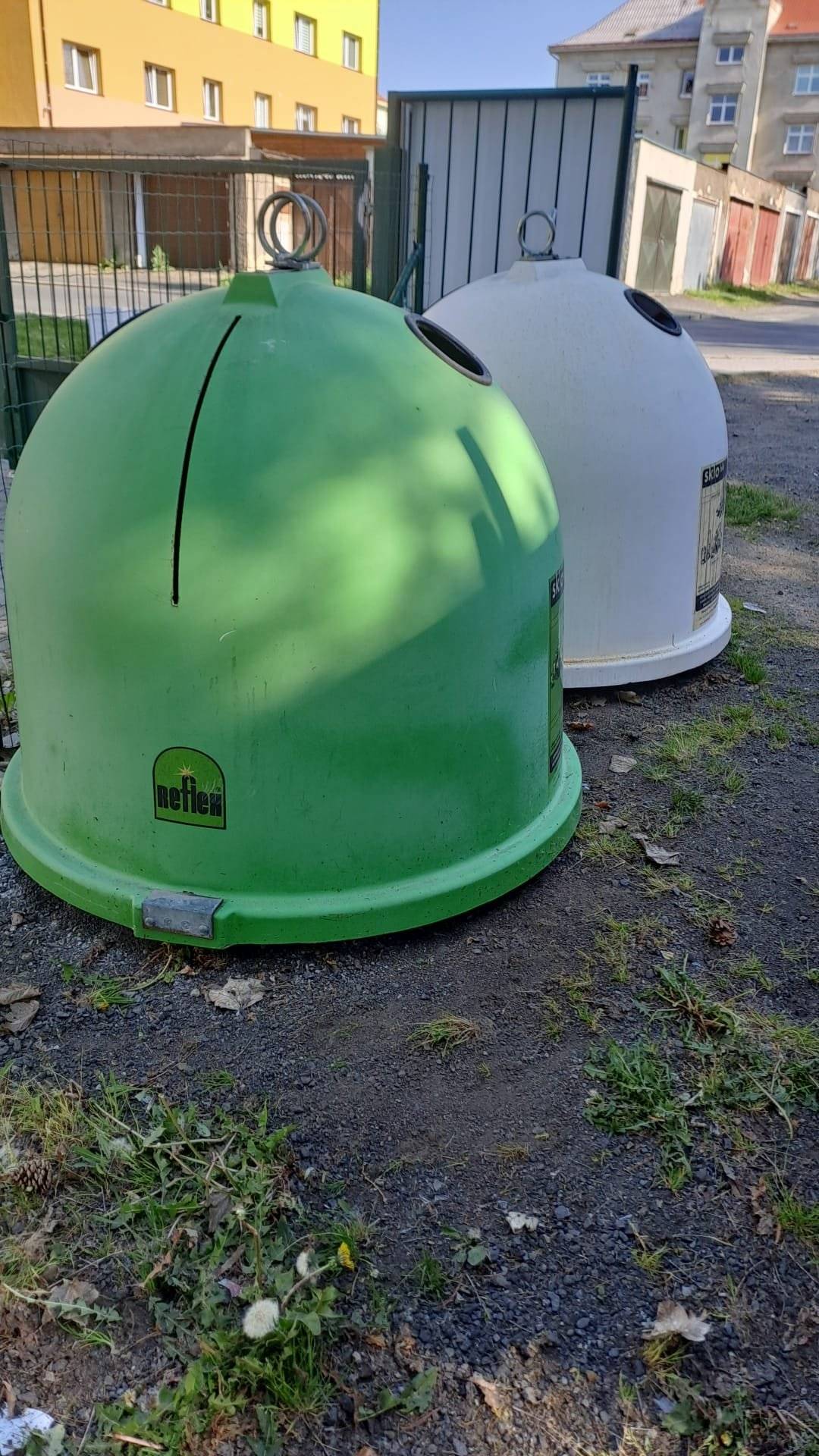 Na základě hlášení o povalujícím se rozbitém skle v okolí kontejnerů na sklo u Revisu byla plocha rychle uklizena firmou FCC a zvony otočeny tak, aby se tato situace již neopakovala.