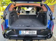 Aby bylo jasné, s jakým obříkem máme tu čest. Škoda Enyaq není malé auto, vedle XM tak ale působí.