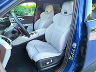 Aby bylo jasné, s jakým obříkem máme tu čest. Škoda Enyaq není malé auto, vedle XM tak ale působí.