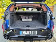 Aby bylo jasné, s jakým obříkem máme tu čest. Škoda Enyaq není malé auto, vedle XM tak ale působí.