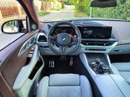 Aby bylo jasné, s jakým obříkem máme tu čest. Škoda Enyaq není malé auto, vedle XM tak ale působí.