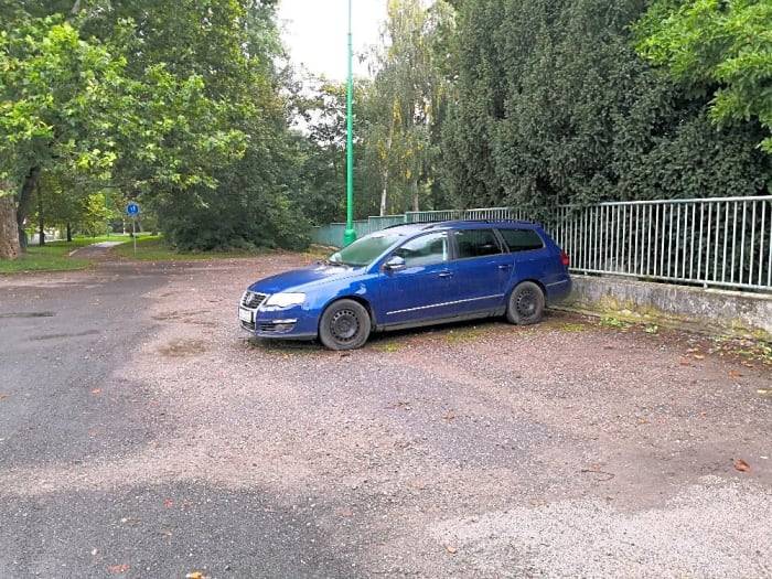 Řešení takového problému není v naší kompetenci, Váš podnět posíláme na odbor dopravy.