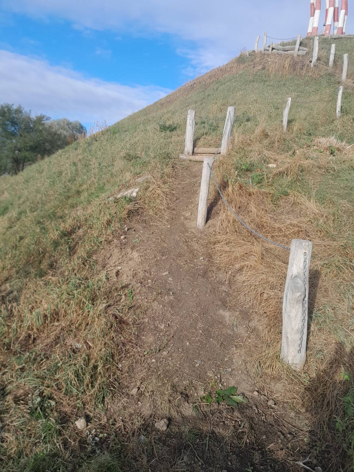 Dobrý den, tráva na feratu je posekaná a proběhne lokální zpevnění stezky.
S pozdravem
Knotek