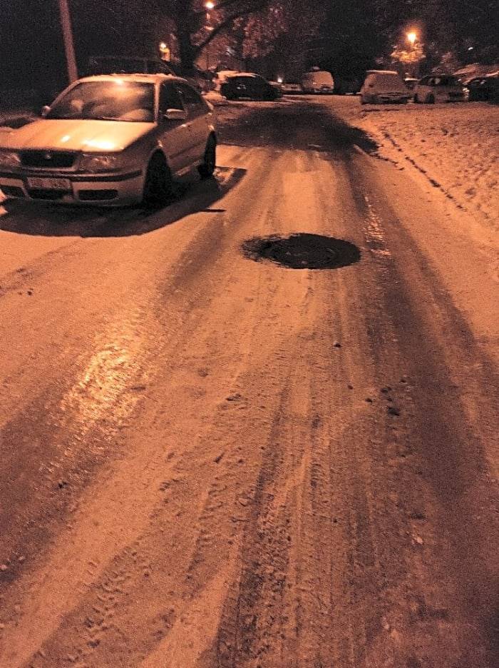 Dobrý den, pane Kopal, Váš podnět předáváme správci komunikace, což je v tomto případě MmÚL - Odbor dopravy a majetku. Děkujeme za podnět.