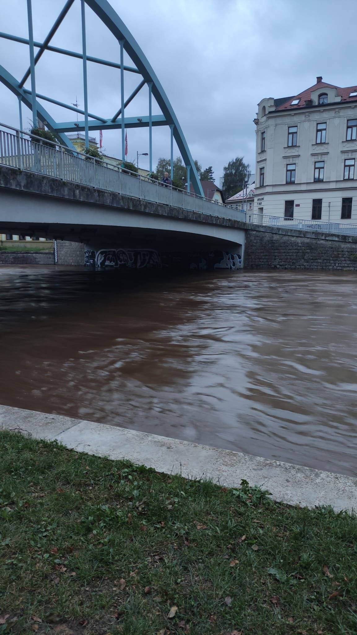 Vážení spoluobčané,
povodňový stav na Jizeře na měřící stanici Železný Brod kulminoval v neděli 15. září v 17:10 na 398 cm, v 19:30 hlásí 355 cm a SPA 2, dochází ke stálému poklesu. V Turnově v 19:50 kulminaci vyhlížíme! Aktuálně stále SPA 3.
Buďte opatrní, zbytečně neriskujte. 
V případě potřeby se obracejte na telefon povodňové komise: 603 462 638 (v provozu 24/7). Je k dispozici také pro další dotazy spojené s povodňovým stavem. 
V případě krizových situací se obracejte na kontakty integrovaného záchranného systému 150, 155, 158 nebo 112.
AKTUÁLNĚ: https://hydro.chmi.cz/hppsoldv/hpps_prfdyn.php?seq=307032 nebo http://hladiny-vox.pwsplus.eu/Senzors/Details/3891
Vaše město Turnov