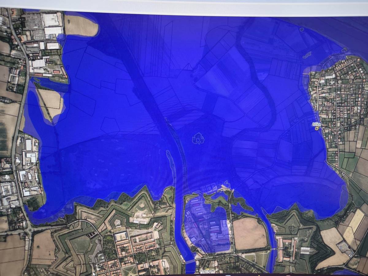 Vážení přátelé, vzhledem k blížícímu se zaplavování našeho okolí přidávám pár snímků očekávaného rozlivu Labe. Jde o vodu na úrovni Q5.
Povodeň ohrožuje pouze část obce České Kopisty a Počaply.
Nové Kopisty a Terezín včetně Kréty a křižovatky by tato voda neměla ohrozit.
Držme si palce, ať se nenaplní ani Q5.

René Tomášek, Starosta