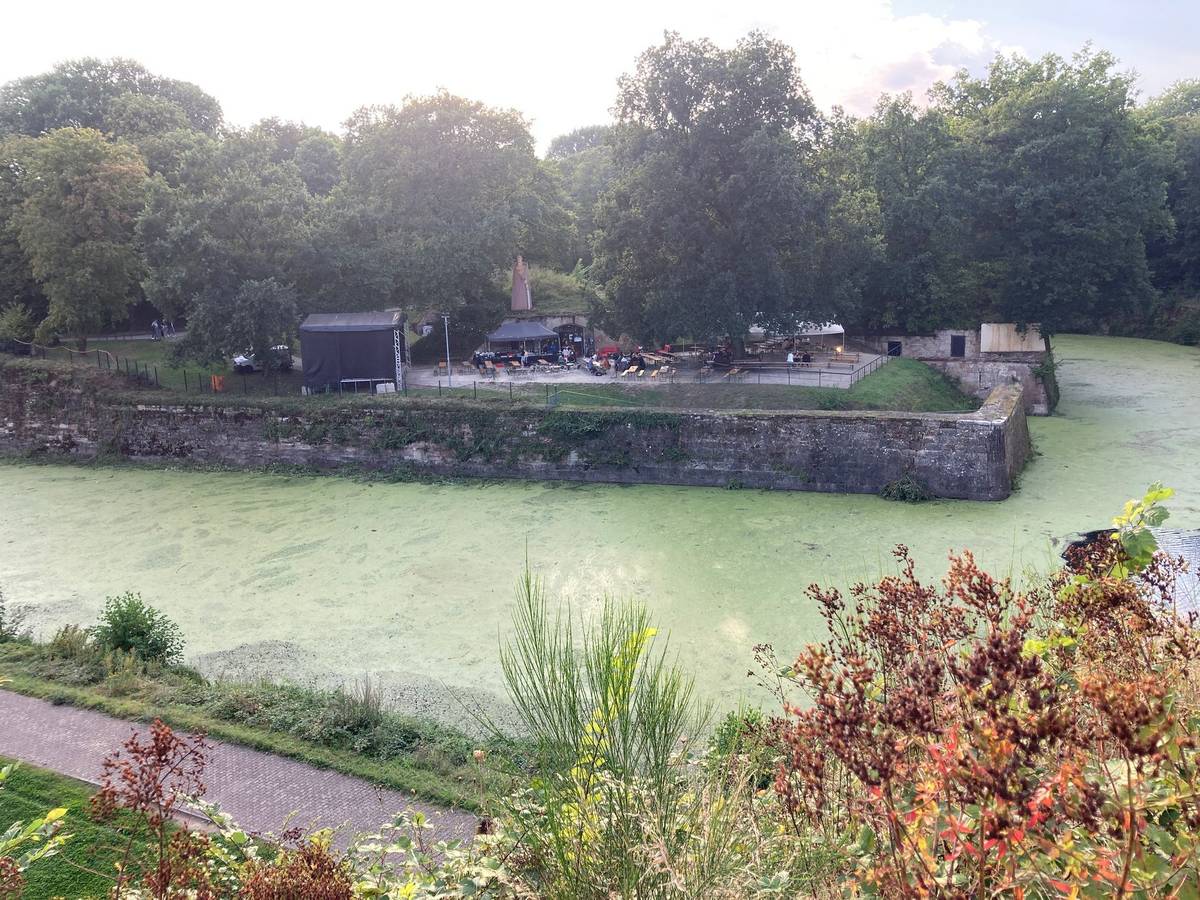 Ostrov Vauban - oblíbené místo setkávání a odpočinku místních.