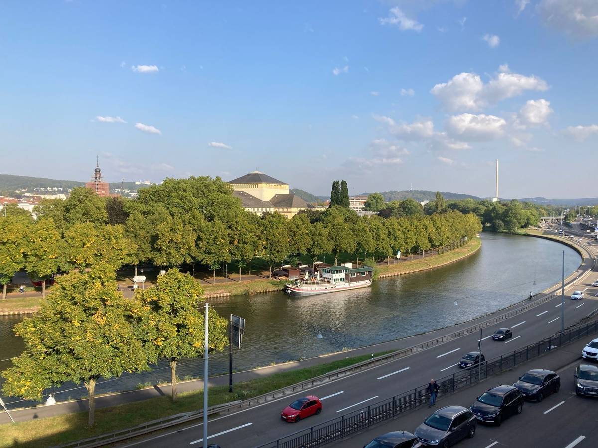 Saarbrücken je hlavní město německé spolkové země Sársko. Žije zde přibližně 182 tisíc obyvatel. Město bývalo průmyslovým a dopravním centrem oblasti ležící na velké uhelné pánvi.