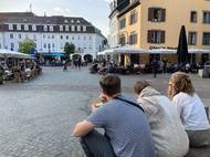 Na náměstí se chodí posedět do restaurací i jen tak se zmrzlinou ke kašně.